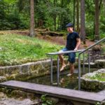 Mann watet durch Kneippbecken