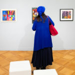 Frau in der Ida Kerkovius Ausstellung des Kunsthaus Apolda Avantgarde