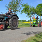 Oldtimer Traktoren auf der Straße