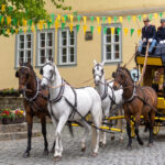 Pferdekutsche als gelber Wagen vor dem Baumbachhaus Kranichfeld