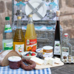 Picknickkorb mit regionalen Spezialitäten