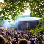 Volle Ränge vor der Bühne des Festivals im Grünen