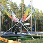 Bungeetrampolin im Aktivpark Hohenfelden: Junge und Mädchen springen gemeinsam auf der Anlage