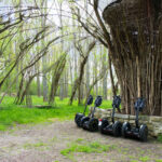 Segways am Weidenroutenpalast im Auerworld bei Auerstedt