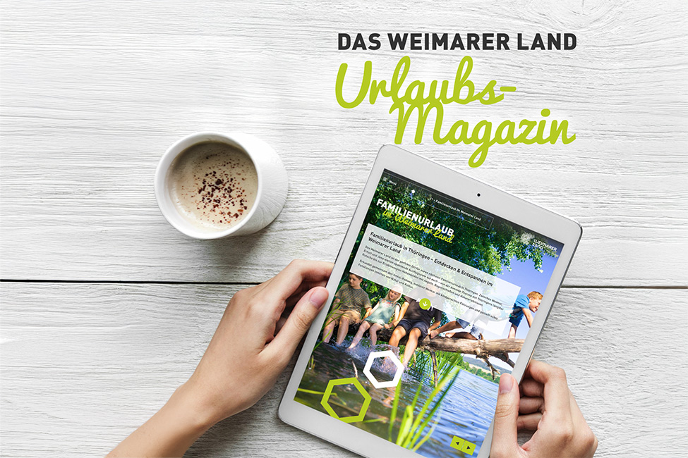 Urlaubsmagazin Weimarer Land digital entdecken Tablet mit digitalem Urlaubsmagazin Weimarer Land in Händen, zeigt Inhalte zu Familienurlaub, Radfahren und Naturerlebnissen rund um Weimar