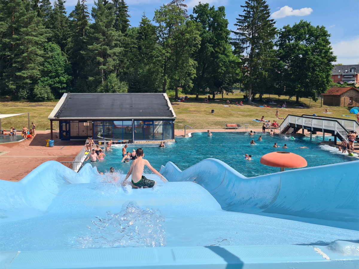 Blankenhain-Waldbad-Rutsche gegrilltes Rippchen auf Schieferplatte